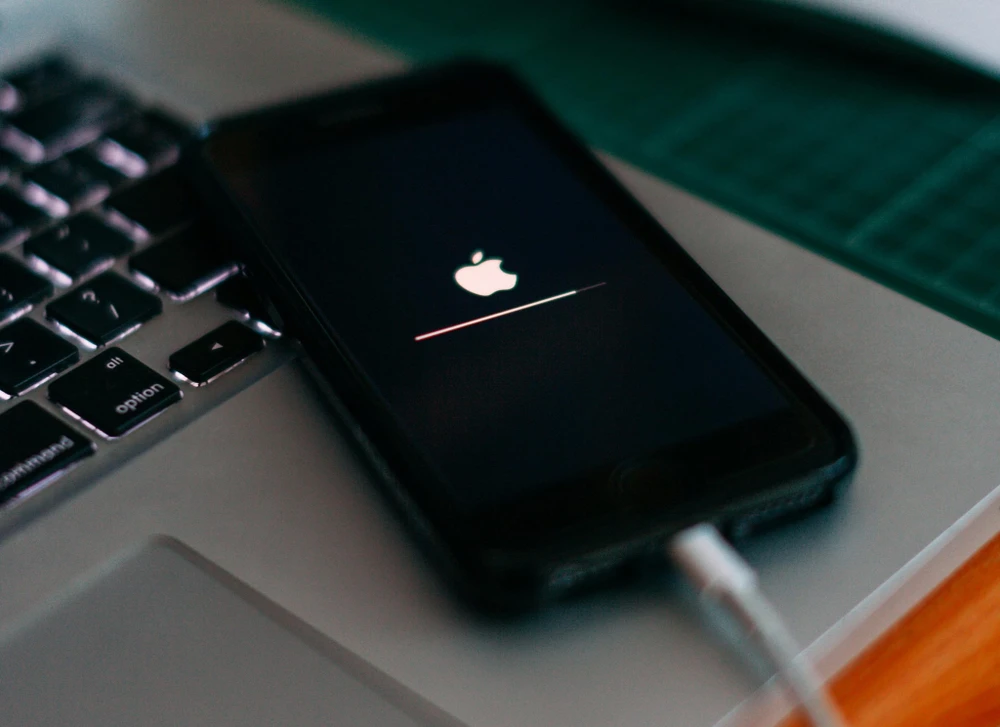 Hãy sử dụng cục sạc và cáp sạc của riêng mình để đảm bảo rằng thiết bị không bị nhiễm phần mềm độc hại. Ảnh: Pexels