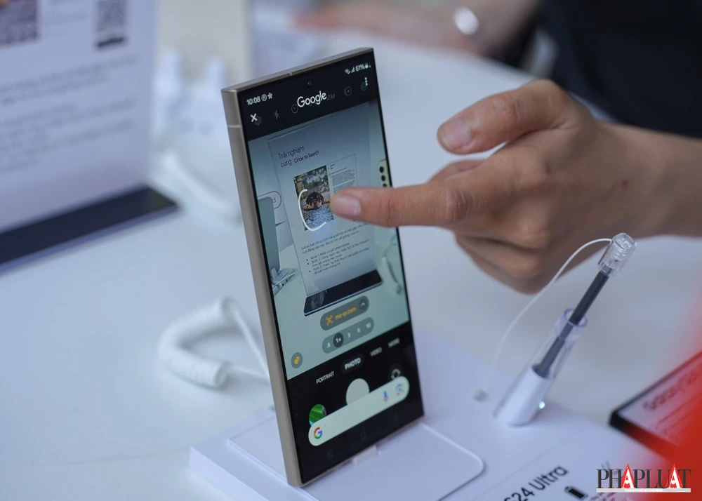 Điện thoại Samsung được tích hợp nhiều tính năng AI hữu ích. Ảnh: TIỂU MINH
