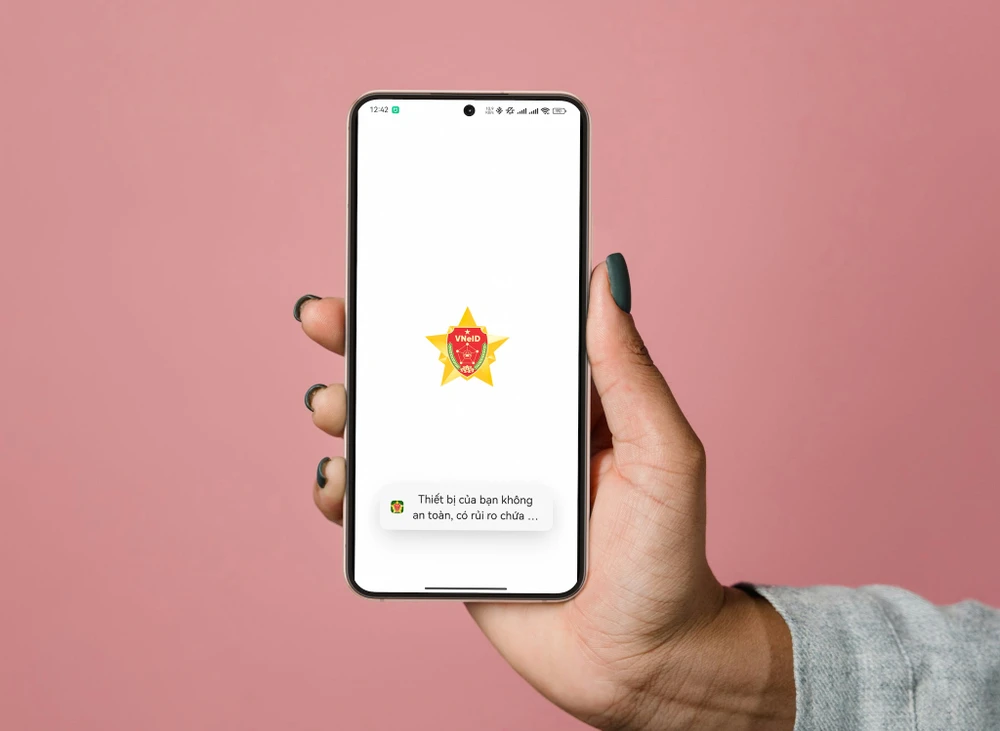 Ngoài VNeID, các ứng dụng ngân hàng điện tử cũng không hoạt động trên các thiết bị đã root hoặc unlock boatloader. Ảnh: TIỂU MINH/Canva