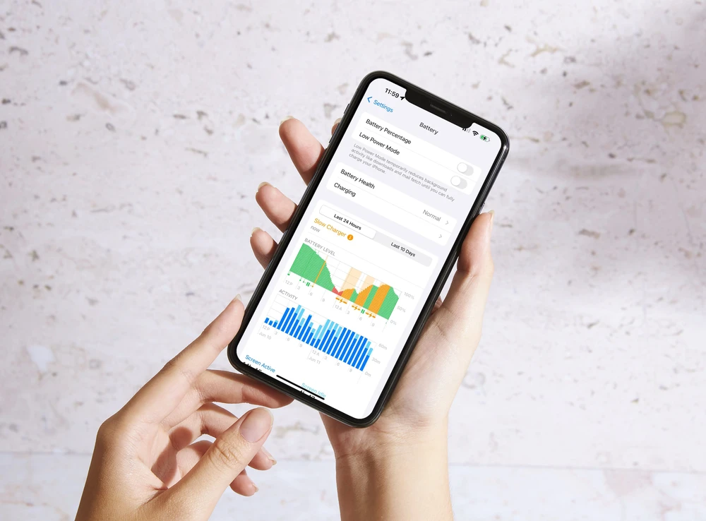 Biểu đồ pin hiển thị màu cam tức là iPhone đang sạc chậm. Ảnh: TIỂU MINH/Canva