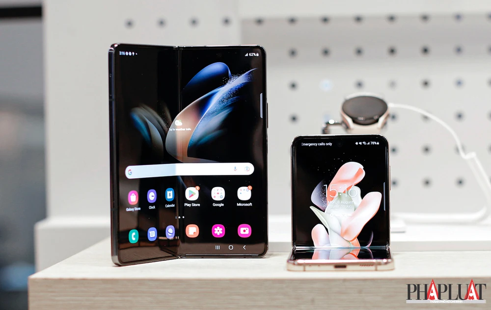 Điện thoại màn hình gập đang trở thành xu hướng và ngày càng phổ biến. Ảnh: TIỂU MINH