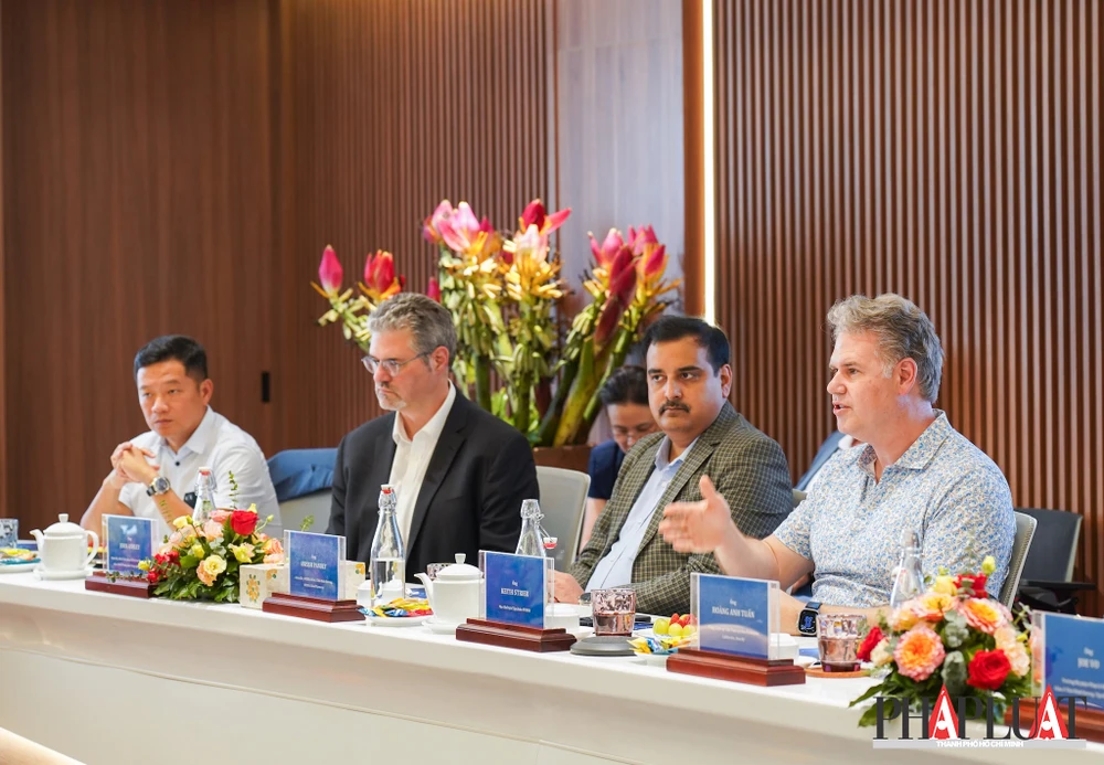 Ông Keith Strier (bìa phải), Phó chủ tịch phụ trách các sáng kiến AI toàn cầu của Nvidia. Ảnh: TIỂU MINH