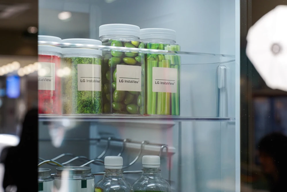 Tủ lạnh có phần cửa trong suốt, cho phép bạn nhìn rõ thức ăn bên trong. Ảnh: TIỂU MINH