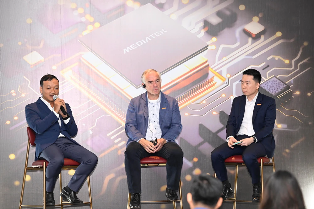 Ông Châu Phạm (bìa trái), ông Finbarr Moynihan (giữa) và ông Chinlin Low (bìa phải) chia sẻ về việc hợp tác với các đối tác trong nước để thiết kế chip Make in Vietnam.