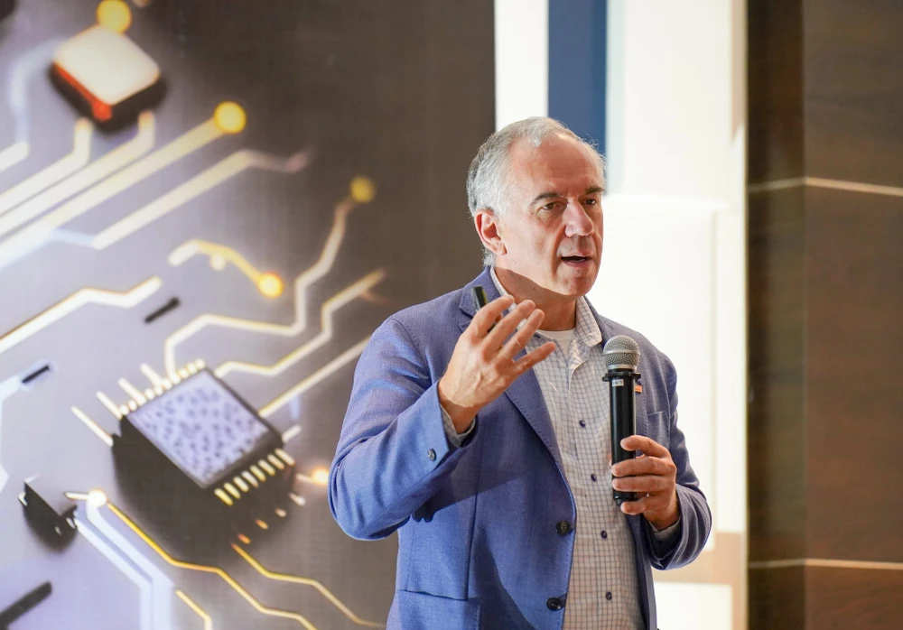 Ông Finbarr Moynihan, Phó Chủ tịch Marketing của MediaTek cho rằng Gen AI sẽ định hình tương lai của công nghệ. Ảnh: TIỂU MINH