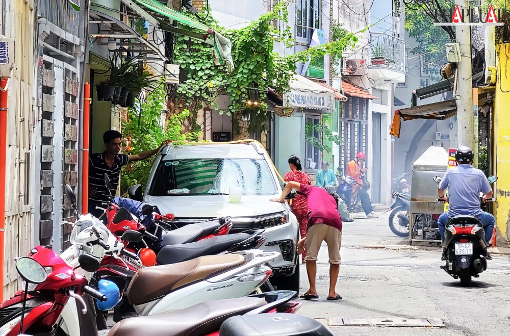 Đậu xe trái phép, lấn chiếm lòng lề đường. Ảnh: MINH HOÀNG