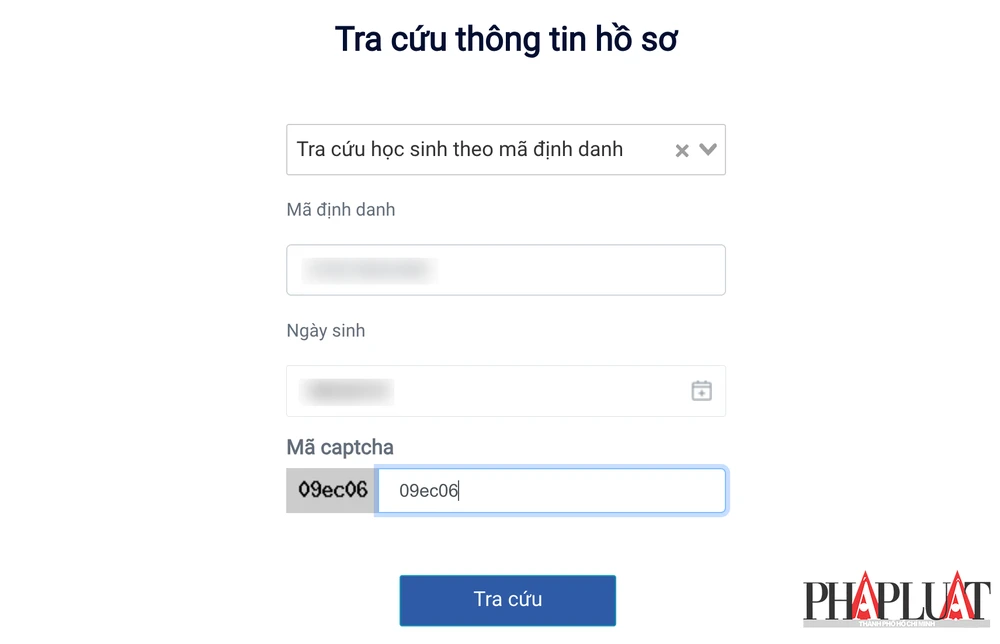 Tra cứu thông tin hồ sở của trẻ. Ảnh: MINH HOÀNG