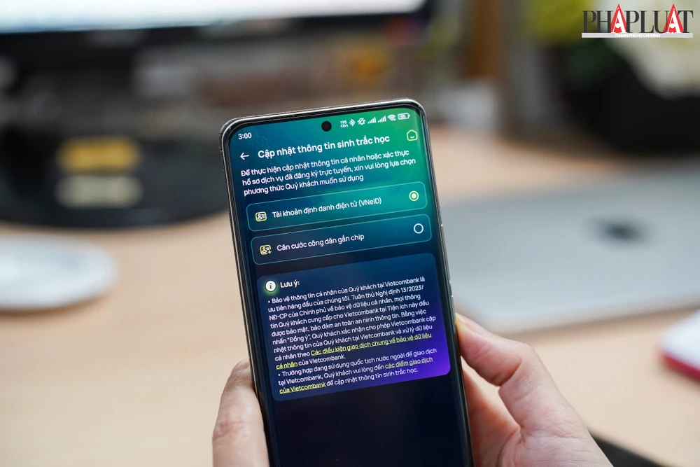 Vietcombank đã hỗ trợ xác thực sinh trắc học ngân hàng bằng ứng dụng VNeID. Ảnh: MINH HOÀNG