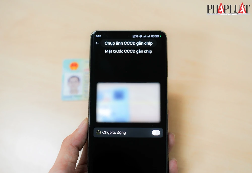 Quá trình thực hiện việc xác thực sinh trắc học ngân hàng để đảm bảo an toàn cho người dùng. Ảnh: TIỂU MINH