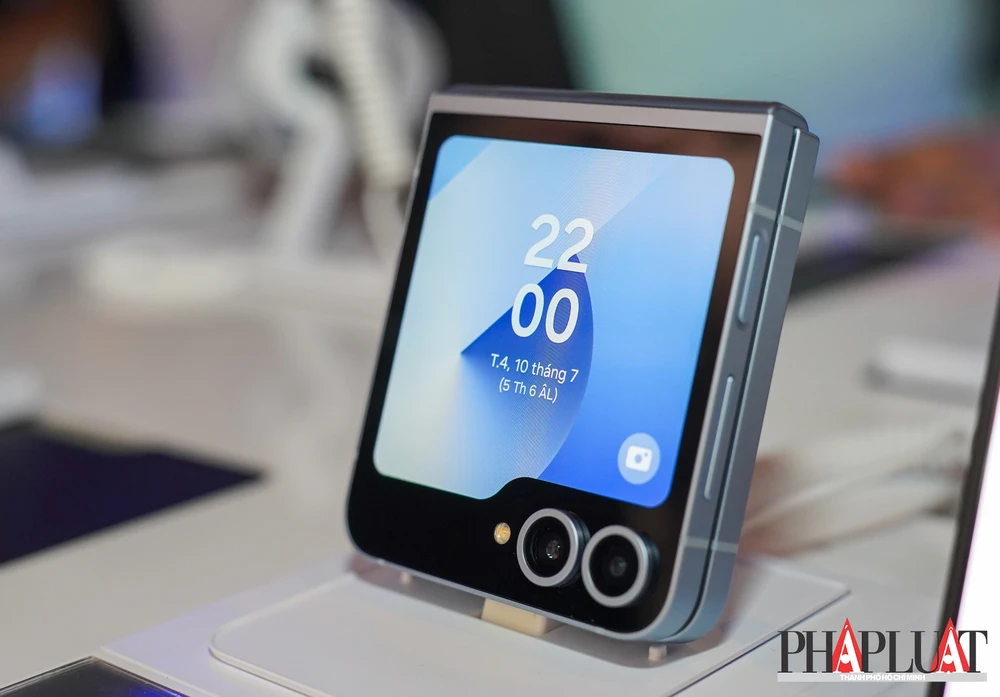 Cá nhân hóa màn hình ngoài trên Galaxy Z Flip6. Ảnh: TIỂU MINH