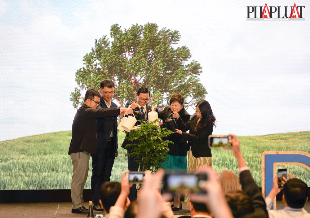 Bà Ngô Thuỳ Ngọc Tú (bìa phải), Giám đốc Quỹ đầu tư Touchstone Partners cùng các chuyên gia thực hiện nghi thức khai mạc cuộc thi. Ảnh: TIỂU MINH