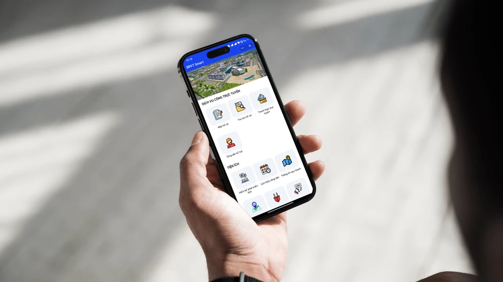 Người dân có thể thực hiện các thủ tục hành chính bằng Zalo. Ảnh: TIỂU MINH/Canva