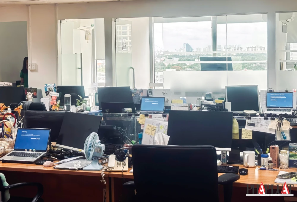 Nhiều máy tính tại một công ty bị lỗi màn hình xanh chết chóc sau khi cập nhật phần mềm Crowdstrike. Ảnh: TIỂU MINH