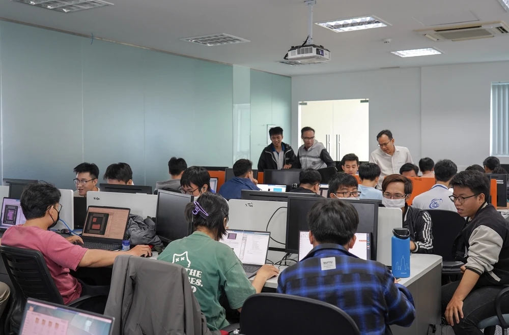 Sinh viên trường ĐH CNTT TP.HCM đang học thiết kế vi mạch bán dẫn. Ảnh: MINH HOÀNG