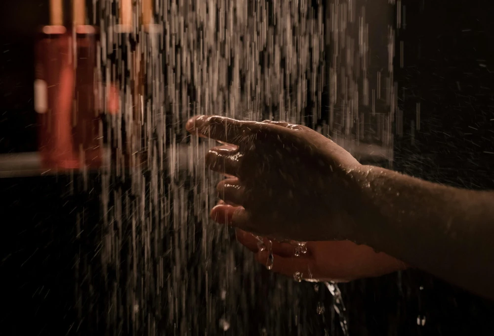 Tắm nước lạnh được cho là mang lại nhiều lợi ích cho cơ thể. Ảnh: Pexels