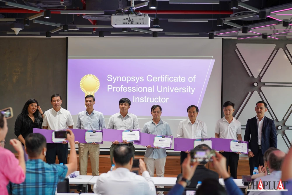 6 giảng viên đến từ các trường ĐH tại TP.HCM được trao chứng nhận đào tạo vi mạch chuyên nghiệp từ Synopsys Việt Nam. Ảnh: MINH HOÀNG