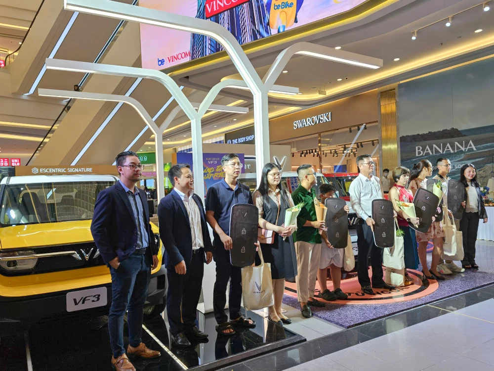 Lễ bàn giao những chiếc xe VF 3 đầu tiên cho khách hàng.