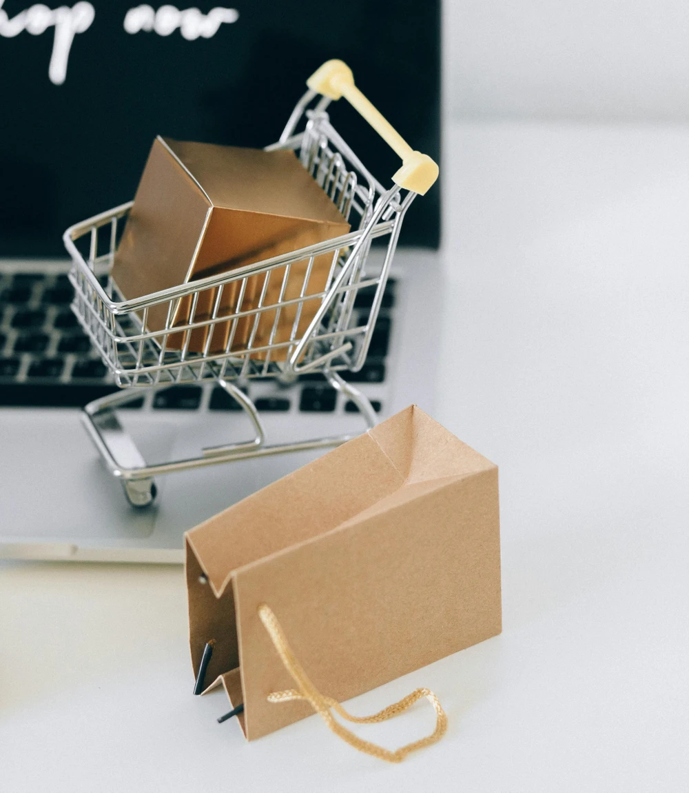 Công nghệ tài chính (Fintech) có thể giúp cải thiện ngành vận tải và thương mại điện tử). Ảnh: Pexels