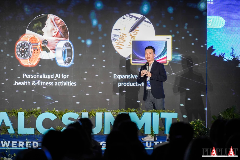 Ông Nguyễn Minh Quân, Trưởng phòng Tiếp thị Sản phẩm Samsung Electronics Việt Nam chia sẻ về việc áp dụng AI trong mẫu điện thoại và máy tính bảng. Ảnh: TIỂU MINH