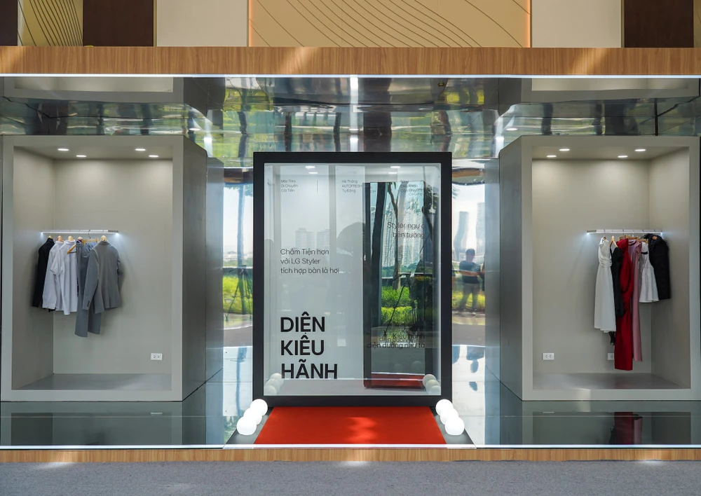 Thiết bị chăm sóc quần áo thông minh LG Styler nổi bật với nhiều công nghệ mới. Ảnh: TIỂU MINH