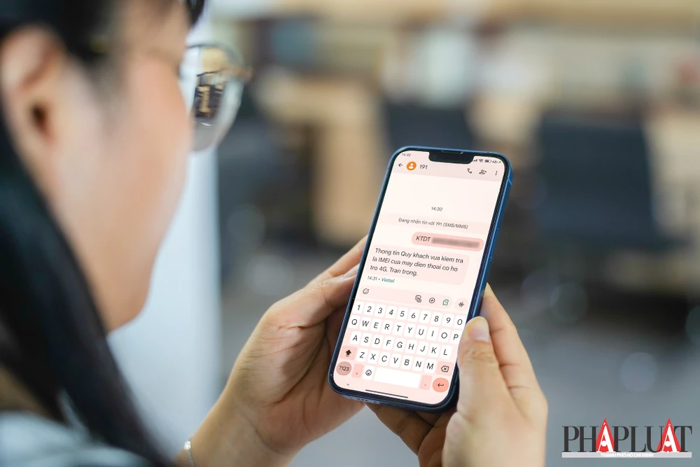 Nhà mạng đang tích cực hỗ trợ người dân chuyển đổi sang điện thoại 4G khi gần đến ngày tắt sóng 2G. Ảnh: MINH HOÀNG