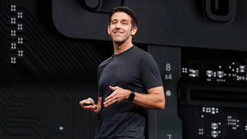 John Ternus hiện là giám đốc phụ trách điều hành.