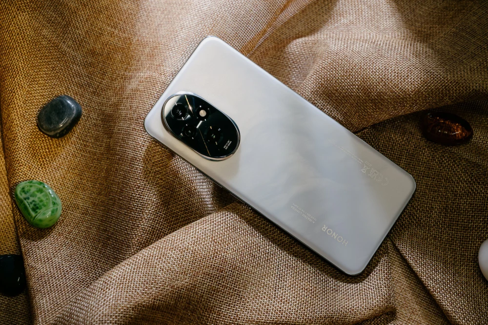 Mẫu smartphone tầm trung Honor 200 5G sở hữu cụm camera sau với 3 ống kính.