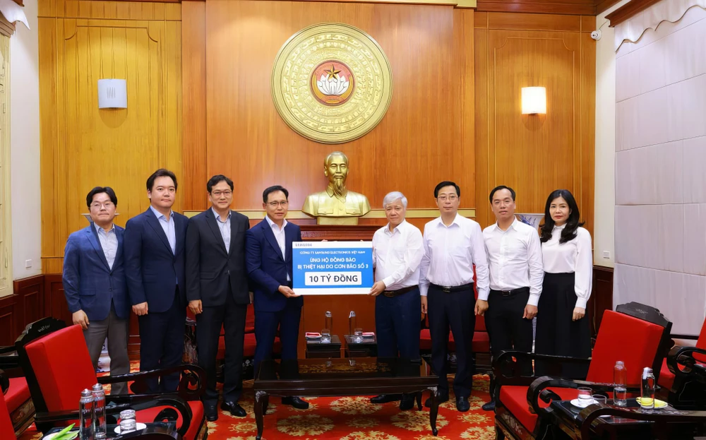 Samsung ủng hộ 10 tỉ đồng để hỗ trợ người dân bị ảnh hưởng sau bão.