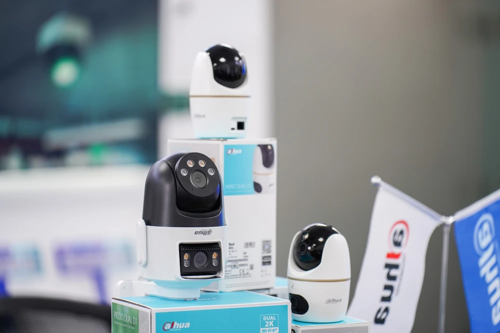 Tin công nghệ 20-9: Camera 2 mắt ngày càng phổ biến. Ảnh: TIỂU MINH