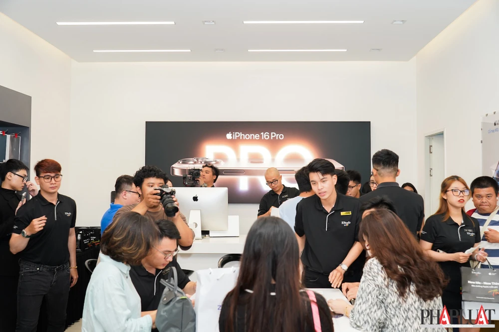 iPhone 16 Pro Max màu vàng sa mạc là phiên bản bán chạy nhất. Ảnh: TIỂU MINH