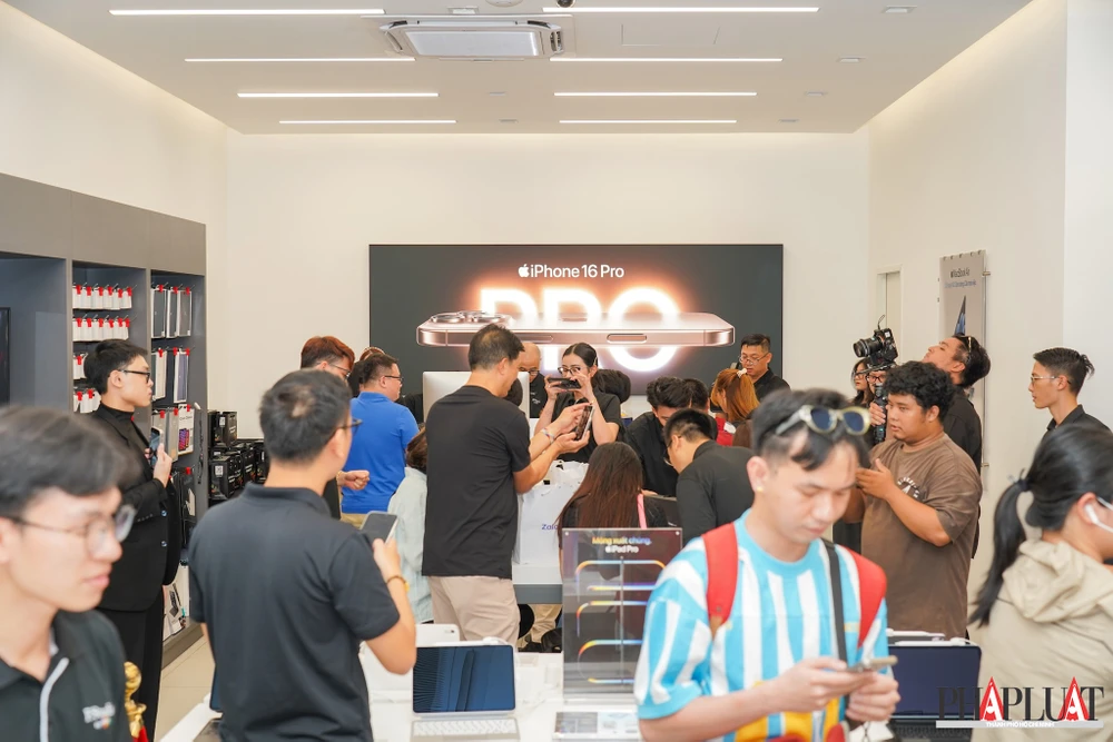 iPhone 16 Pro Max 256 GB phiên bản vàng sa mạc cháy hàng. Ảnh: TIỂU MINH