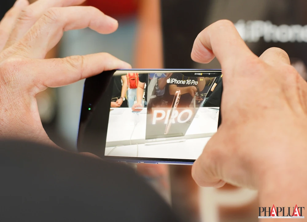 Người dùng trải nghiệm thử nút Camera control trên iPhone 16 series. Ảnh: TIỂU MINH