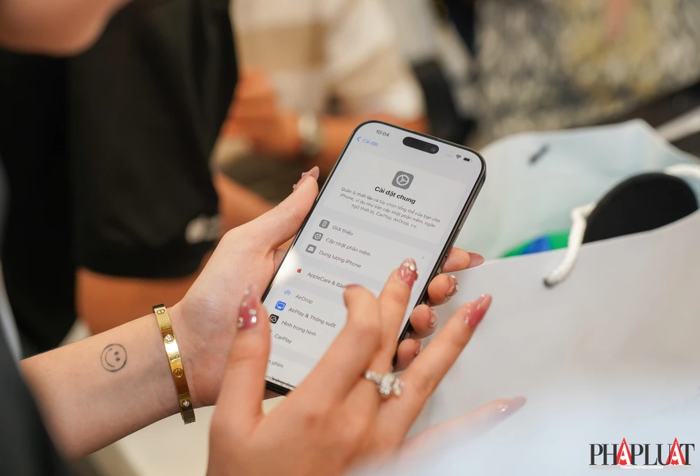 Các bạn nhân viên hướng dẫn người dùng cài đặt iPhone mới. Ảnh: TIỂU MINH