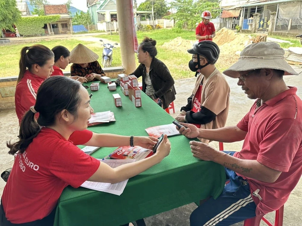 Nhân viên nhà mạng hỗ trợ người dân chuyển đổi lên thiết bị 4G trước khi tắt sóng 2G