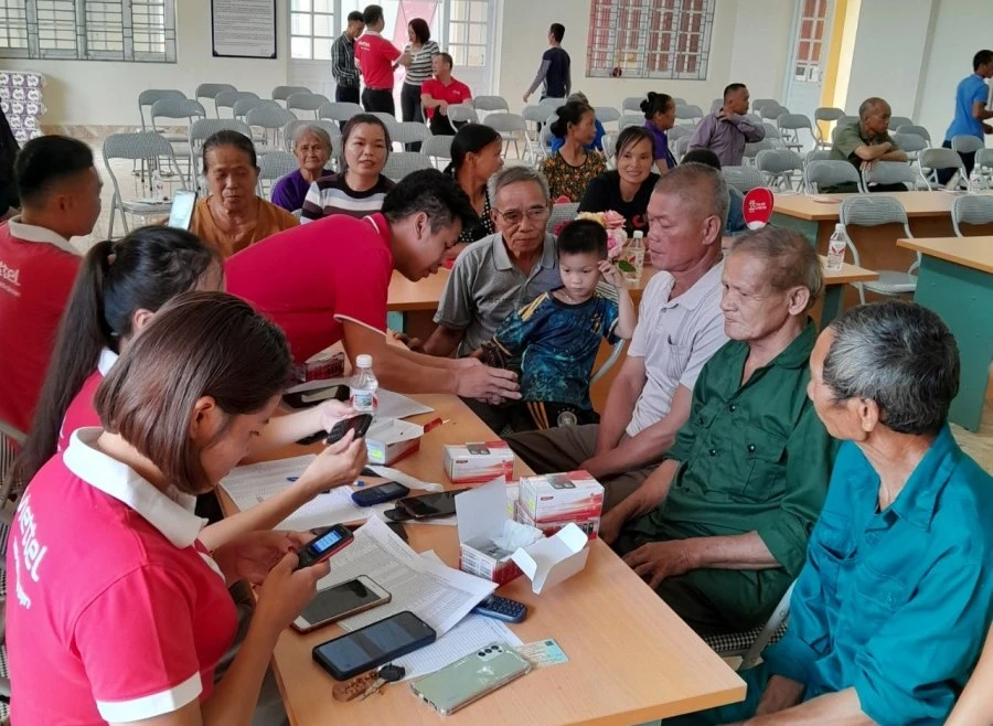 Người dân được tặng điện thoại 4G cơ bản trước ngày tắt sóng 2G.