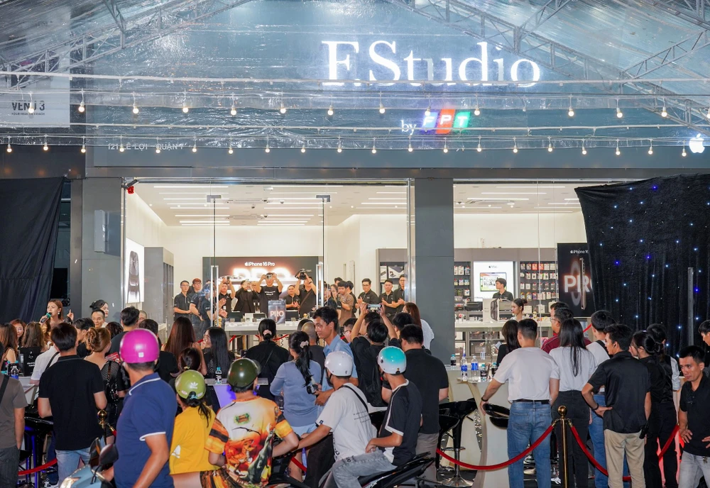 Nhiều người xếp hàng mua iPhone 16 tại Việt Nam. Ảnh: MINH HOÀNG