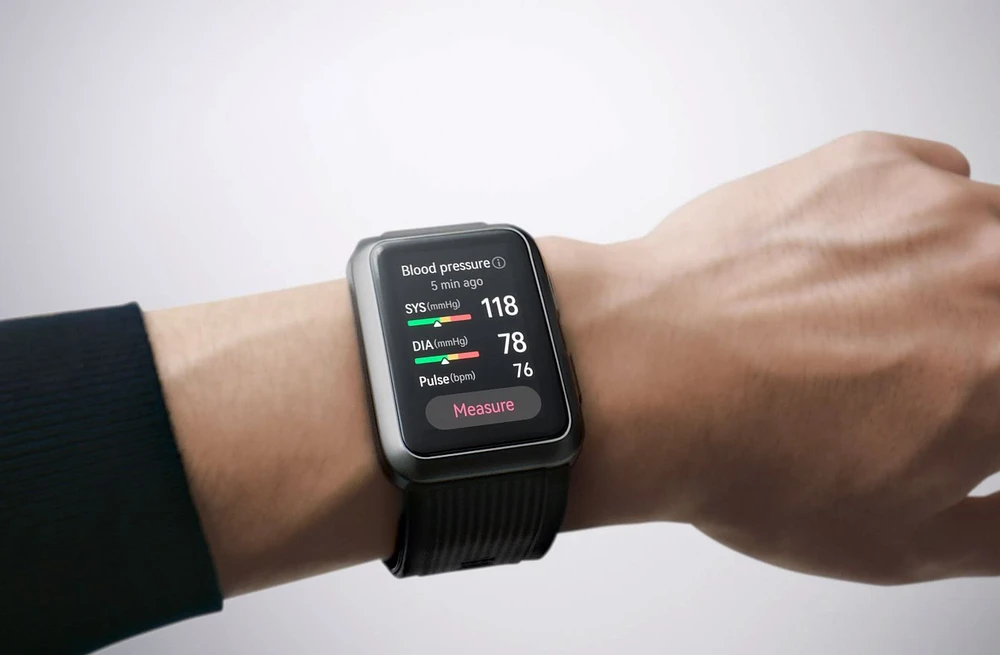 Huawei Watch D đo huyết áp bằng vòng bơm hơi.