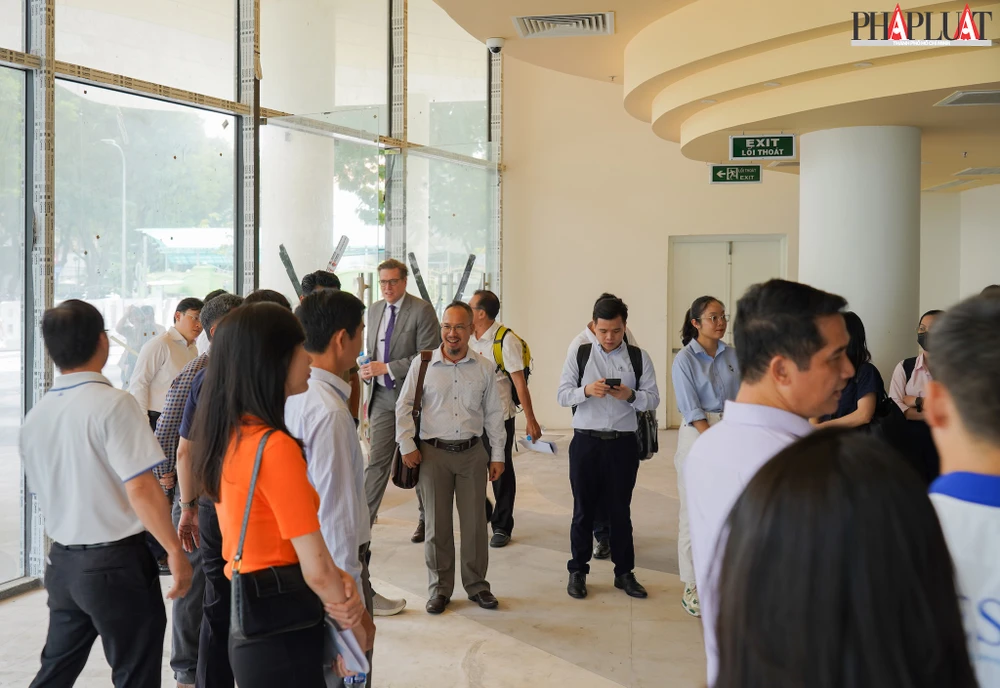 Các doanh nghiệp, startup, viện, trường tham quan trung tâm trước khi đi vào hoạt động. Ảnh: MINH HOÀNG
