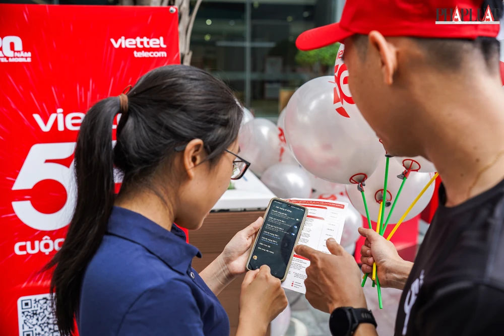 Người dân hào hứng trải nghiệm mạng 5G Viettel tại TP.HCM. Ảnh: MINH HOÀNG