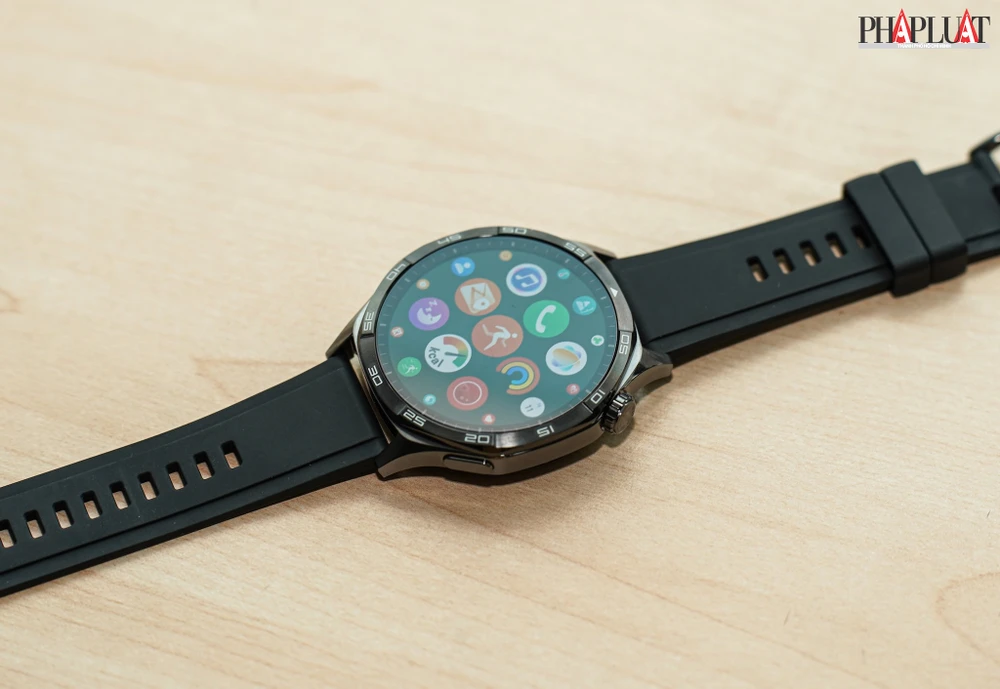 Huawei Watch GT 5 có thiết kế bát giác, khung thép không gỉ sáng bóng. Ảnh: TIỂU MINH