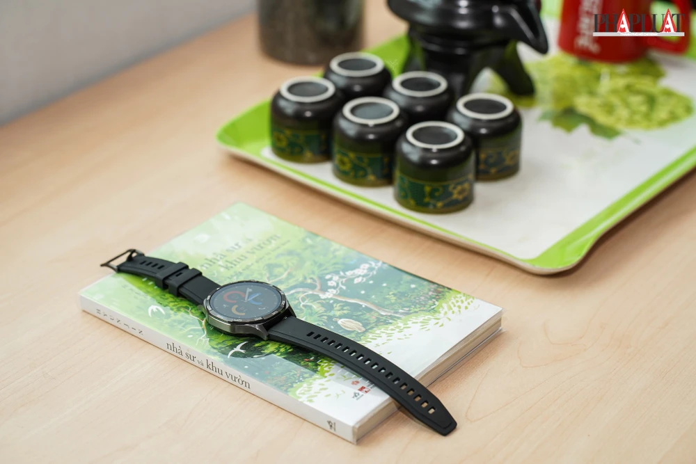 Người dùng có thể nhận và trả lời cuộc gọi trực tiếp từ đồng hồ. Ảnh: TIỂU MINH