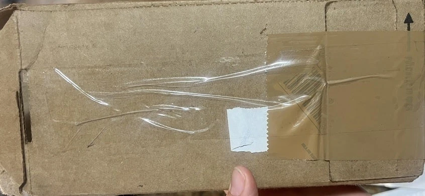 Một người dùng của T-Mobile đã nhận được gói hàng này mà không có iPhone bên trong. Ảnh: Reddit