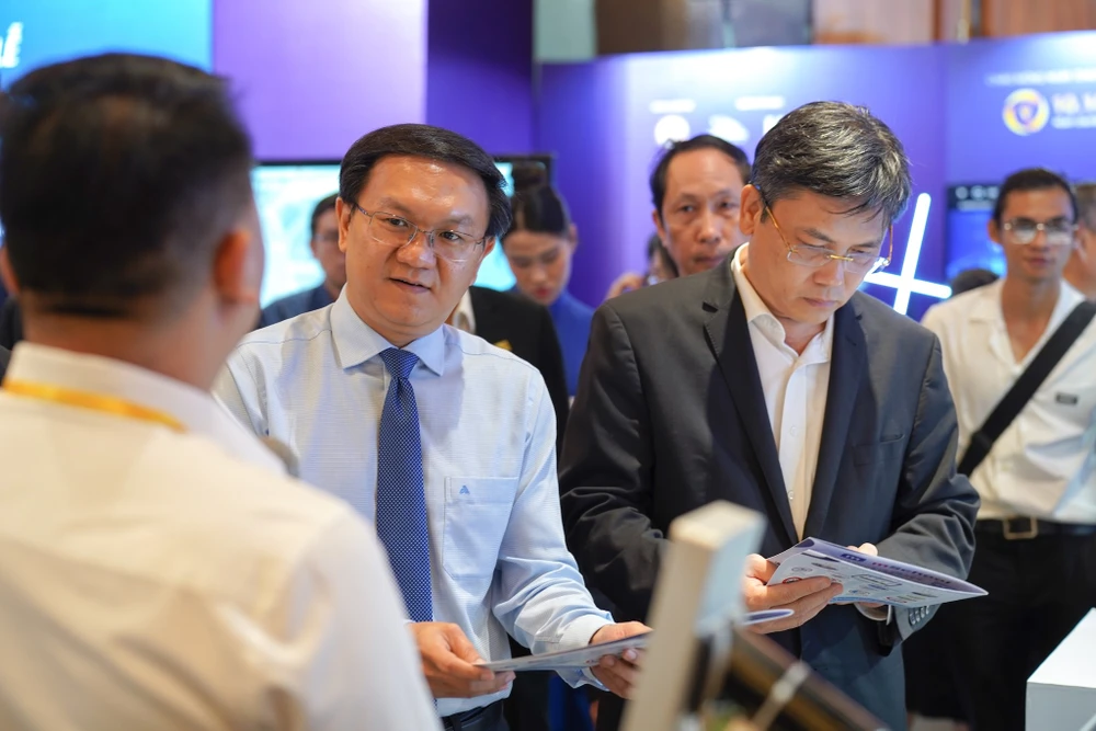 Giám đốc Sở TTTT TP.HCM trải nghiệm ứng dụng AI tại các gian hàng. Ảnh: TIỂU MINH