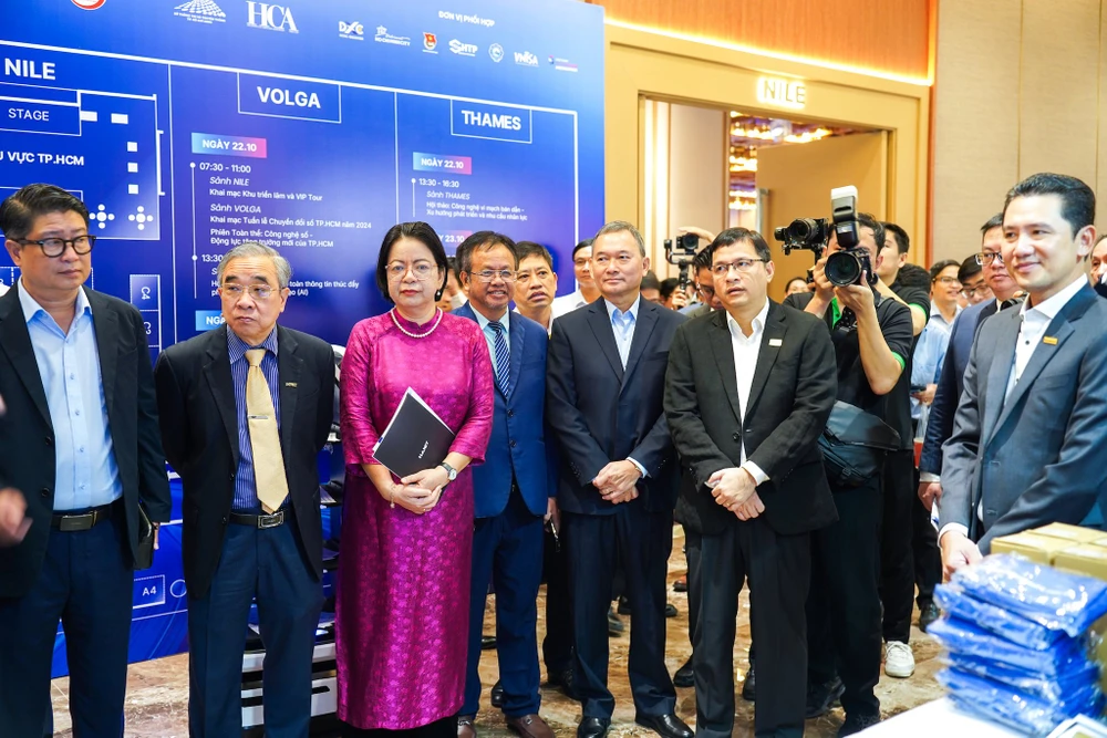 Đại diện các cơ quan nhà nước đang tham quan các gian hàng. Ảnh: TIỂU MINH