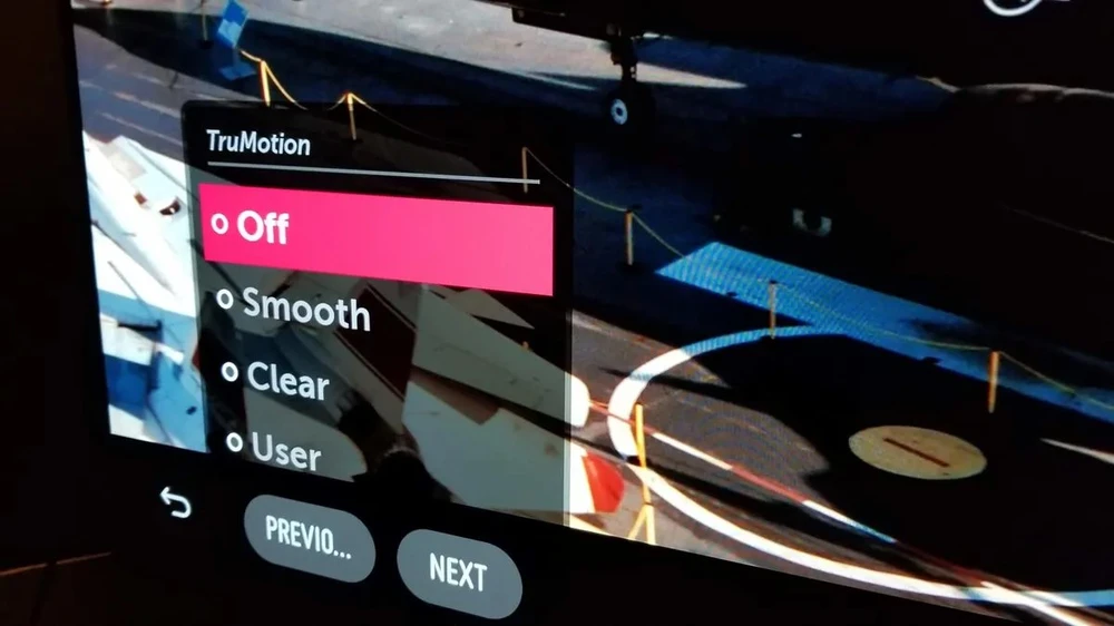 Tắt tính năng làm mịn chuyển động trên tivi. Ảnh: CNET
