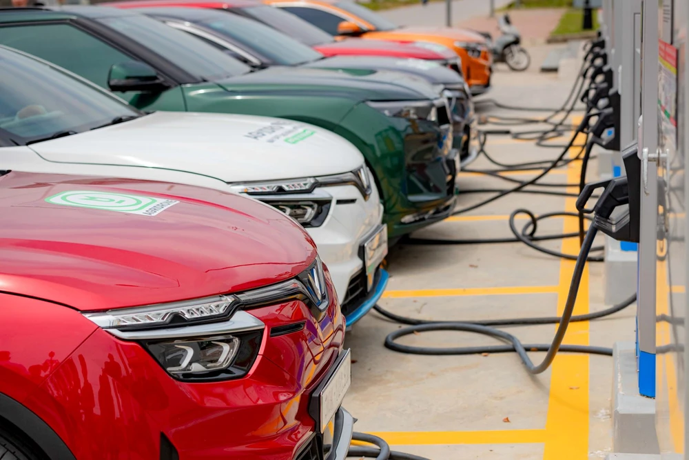 Xe điện VinFast được sạc miễn phí tại các trạm sạc công cộng của V-Green.