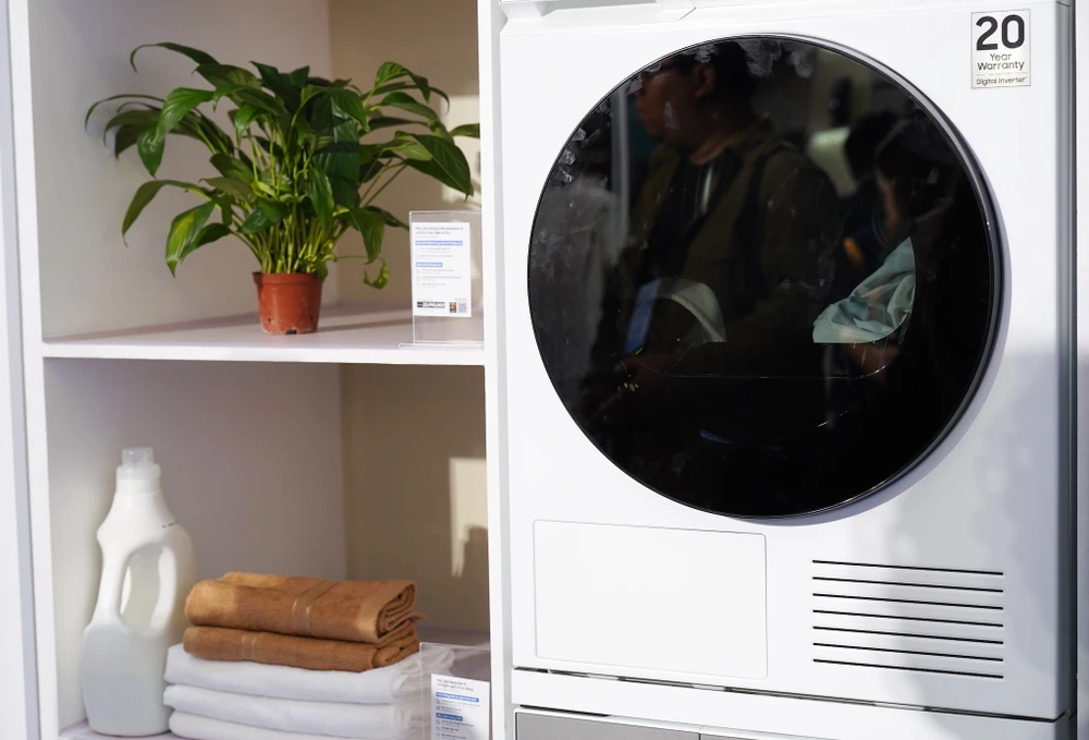 Máy giặt sấy thông minh có thể dựa vào AI để tự động điều chỉnh lượng nước giặt, xả, chế độ tương ứng. Ảnh: TIỂU MINH
