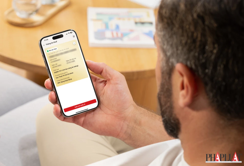 Ứng dụng VNeID hỗ trợ tích hợp nhiều giấy tờ quan trọng vào một nơi. Ảnh: MINH HOÀNG/Canva