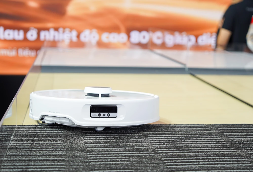 Robot hút bụi thông minh Roborock Qrevo Curv được trang bị khả năng vượt chướng ngại vật, lực hút mạnh. Ảnh: TIỂU MINH