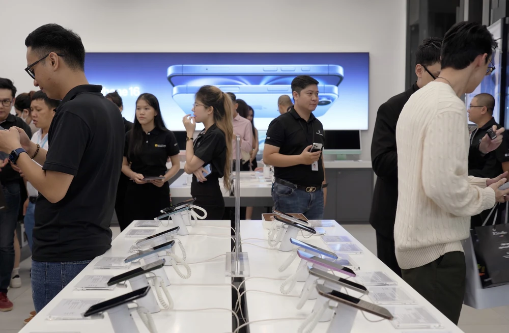 Hiện tại, không ai biết giá smartphone, laptop hay các thiết bị công nghệ sẽ tăng như thế nào và khi nào nếu Trump hoặc Harris tiếp tục áp thuế quan. Ảnh: TIỂU MINH